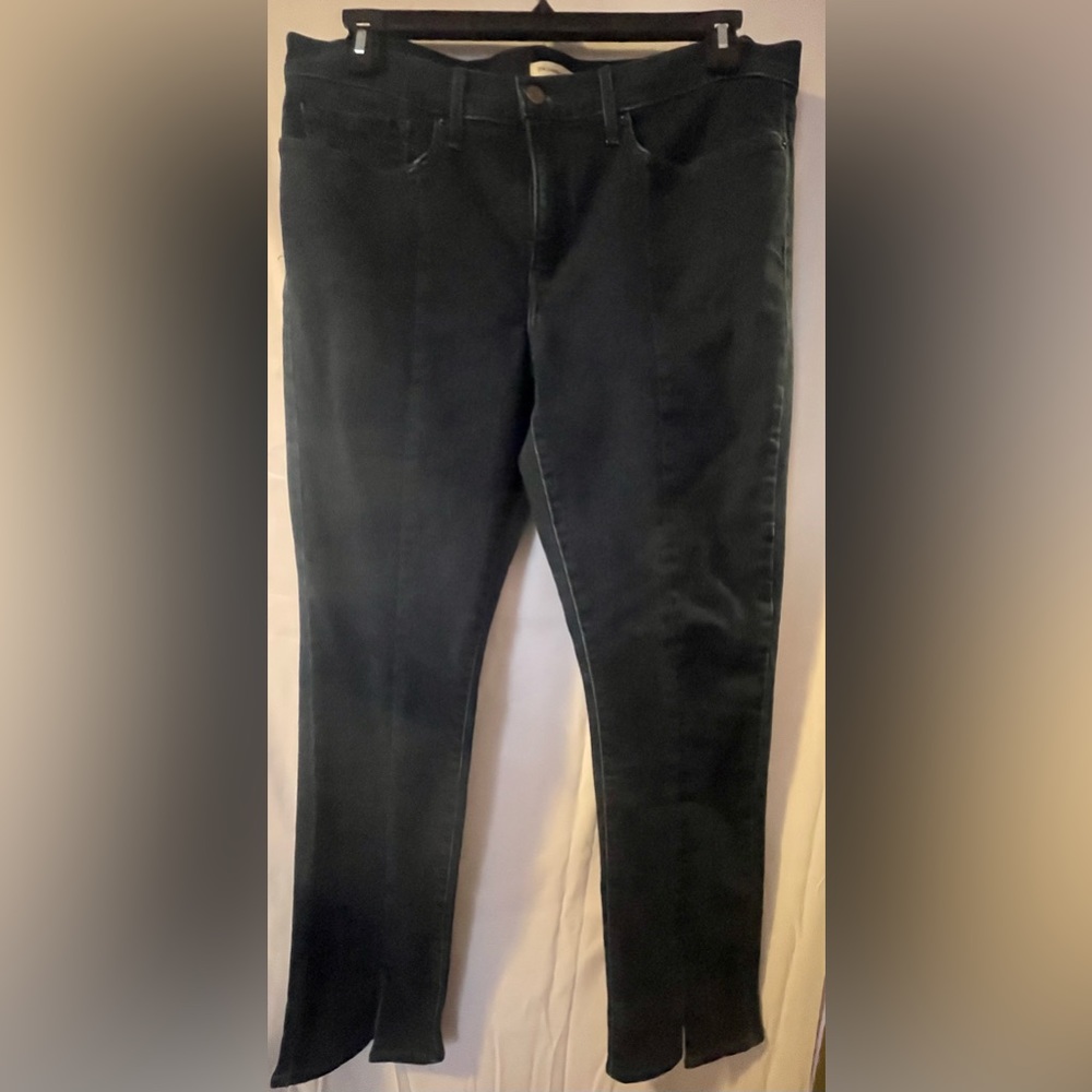 NWOT Levi’s Shaping Strait Jeans with Split Hems - Size 33 x 32”